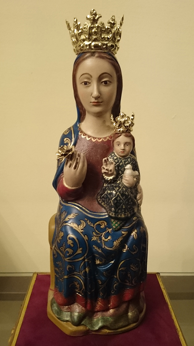 Entrega de la miniatura de la Virgen de Valme a la Hermandad del Dulce Nombre de Bellavista