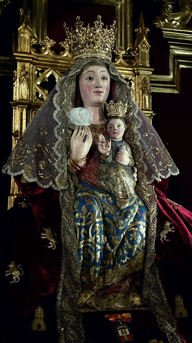 Nuestra Señora de Valme, con su emblemático manto de castillos y leones para la solemnidad de Pentecostés