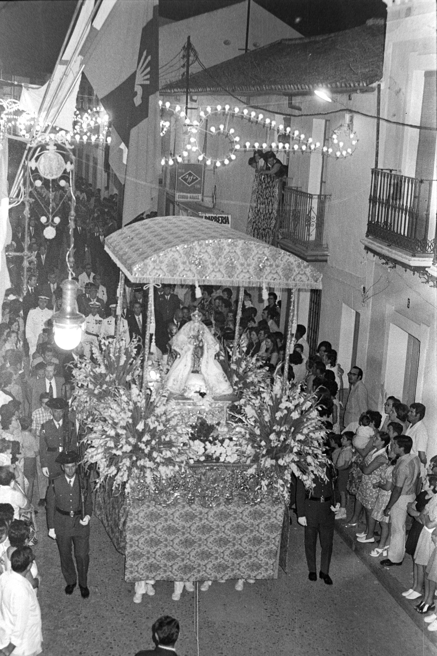 Concurso de exorno de calles y fachadas con motivo de la salida extraordinaria de la Virgen de Valme con motivo del 50º aniversario de su coronación canónica
